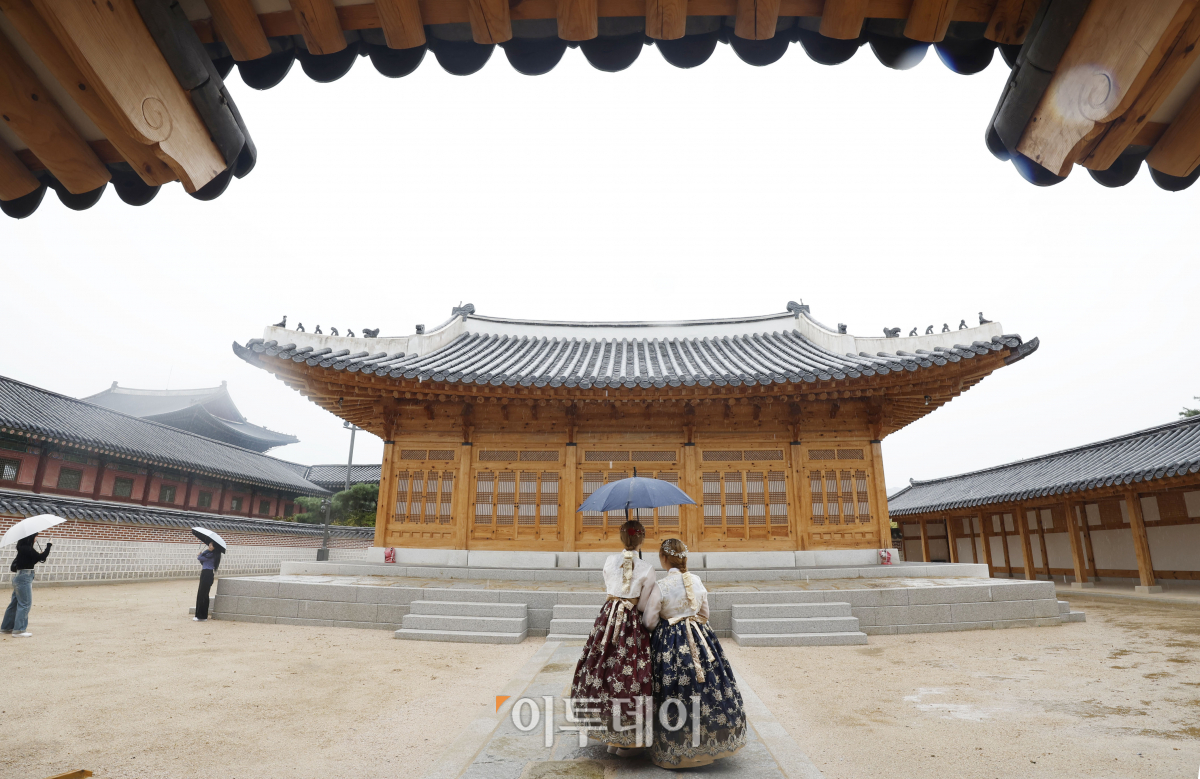 ▲20일 서울 종로구 경복궁에서 일본인 관광객들이 조선 왕세자 공간 경복궁 계조당을 살펴보고 있다. 계조당은 1443년 세종이 왕세자였던 문종을 위해 지은 건물로 1910년 일제강점기 때 조선총독부에 의해 철거됐다. 문화재청 궁능유적본부는 2018년부터 '경복궁영건일기'등을 바탕으로 6년만에 계조당을 복원 완료했다. 계조당 관람은 경복궁 관람객 누구나 사전 신청 없이 관람이 가능하다. 조현호 기자 hyunho@