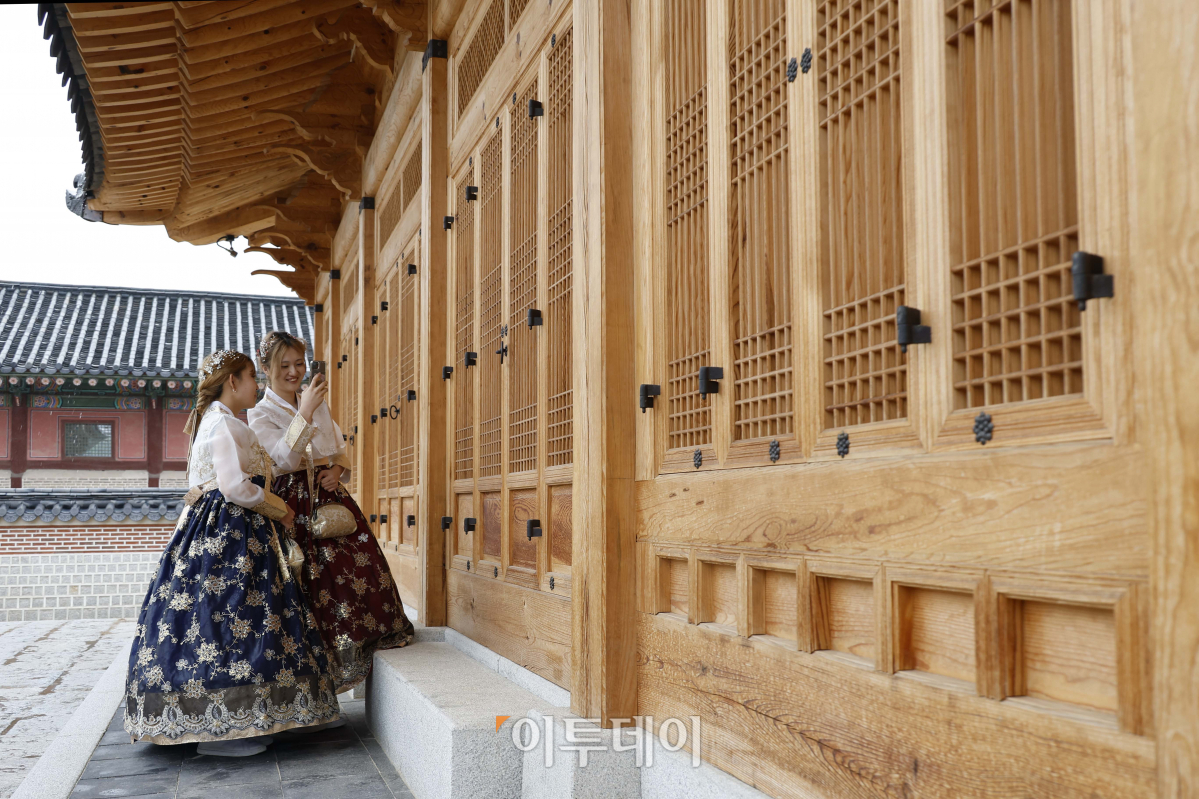 ▲20일 서울 종로구 경복궁에서 일본인 관광객들이 조선 왕세자 공간 경복궁 계조당을 살펴보고 있다. 계조당은 1443년 세종이 왕세자였던 문종을 위해 지은 건물로 1910년 일제강점기 때 조선총독부에 의해 철거됐다. 문화재청 궁능유적본부는 2018년부터 '경복궁영건일기'등을 바탕으로 6년만에 계조당을 복원 완료했다. 계조당 관람은 경복궁 관람객 누구나 사전 신청 없이 관람이 가능하다. 조현호 기자 hyunho@