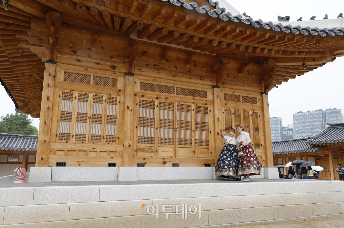 ▲20일 서울 종로구 경복궁에서 일본인 관광객들이 조선 왕세자 공간 경복궁 계조당을 살펴보고 있다. 계조당은 1443년 세종이 왕세자였던 문종을 위해 지은 건물로 1910년 일제강점기 때 조선총독부에 의해 철거됐다. 문화재청 궁능유적본부는 2018년부터 '경복궁영건일기'등을 바탕으로 6년만에 계조당을 복원 완료했다. 계조당 관람은 경복궁 관람객 누구나 사전 신청 없이 관람이 가능하다. 조현호 기자 hyunho@