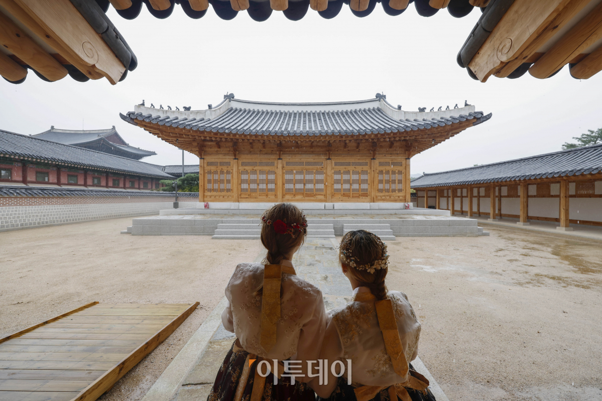 ▲20일 서울 종로구 경복궁에서 일본인 관광객들이 조선 왕세자 공간 경복궁 계조당을 살펴보고 있다. 계조당은 1443년 세종이 왕세자였던 문종을 위해 지은 건물로 1910년 일제강점기 때 조선총독부에 의해 철거됐다. 문화재청 궁능유적본부는 2018년부터 '경복궁영건일기'등을 바탕으로 6년만에 계조당을 복원 완료했다. 계조당 관람은 경복궁 관람객 누구나 사전 신청 없이 관람이 가능하다. 조현호 기자 hyunho@