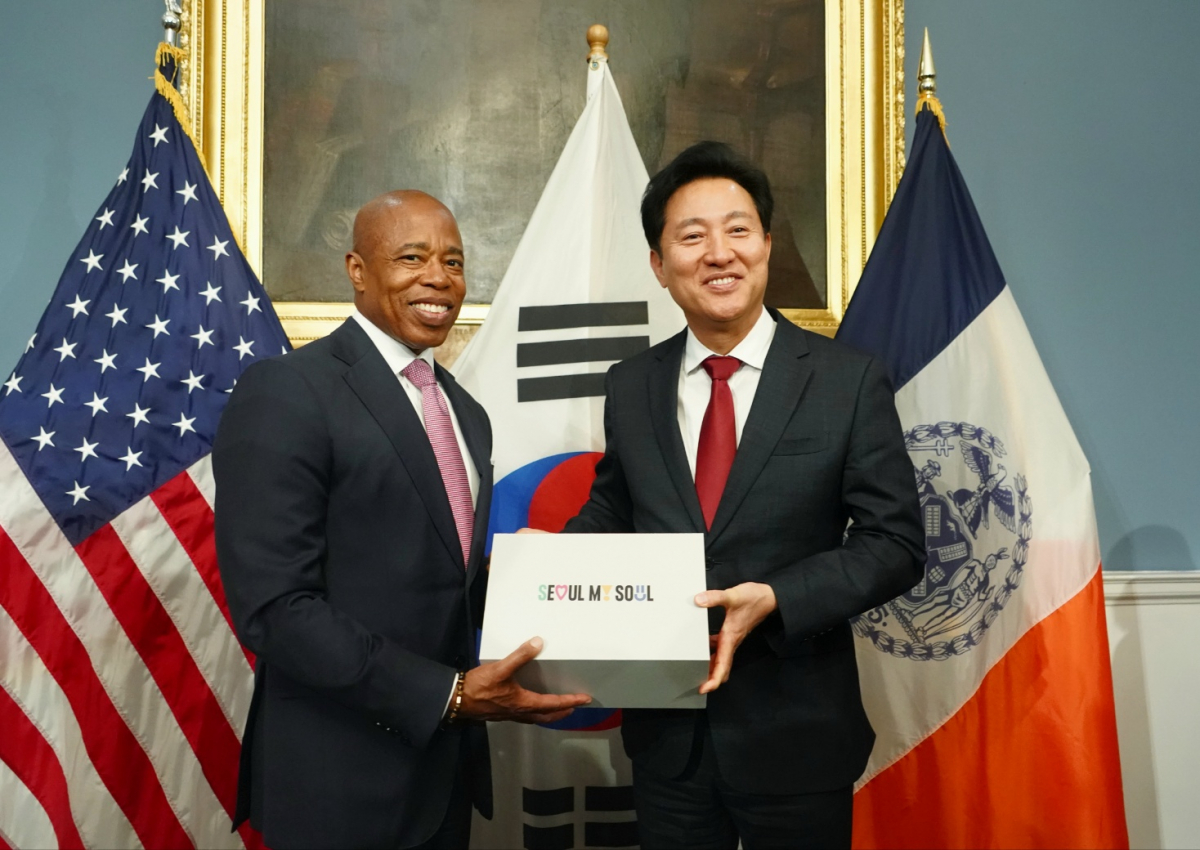 ▲오세훈 서울시장이 18일(현지시간) 미국 뉴욕에서 에릭 애덤스 뉴욕시장과 면담 및 친선도시 협약체결을 맺고 기념촬영을 하고 있다. (사진=서울시)