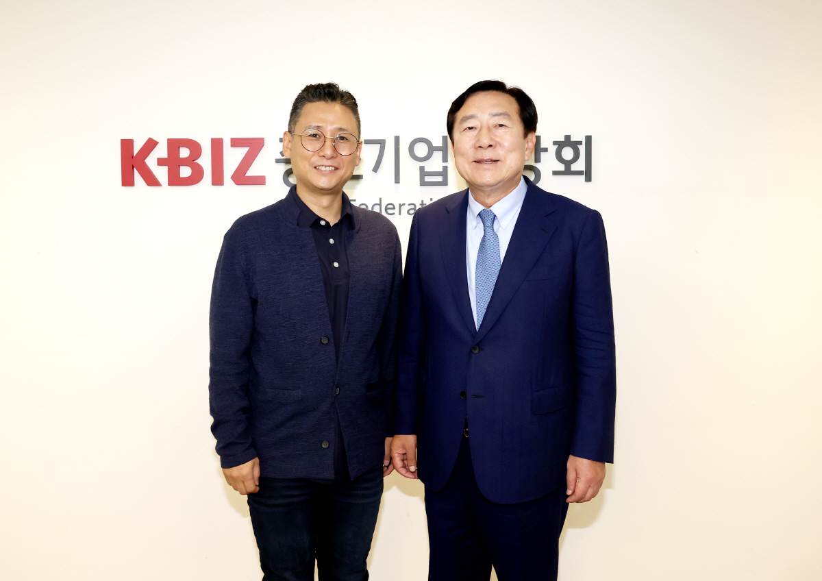 ▲이종석 JS글로벌 대표(사진 왼쪽)와 김기문 중소기업중앙회장이 20일 서울 여의도 중기중앙회에서 외국인력 제도 관련 환담을 갖고 기념촬영을 하고 있다. 
 (JS글로벌)