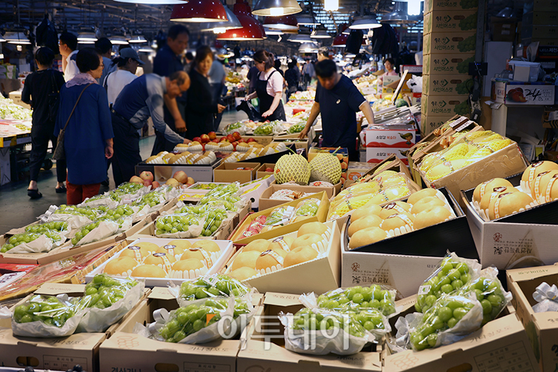 ▲추석 연휴를 앞둔 20일 경기도 부천 삼산농산물 도매시장에서 시민들이 과일을 구입하고 있다. 고이란 기자 photoeran@