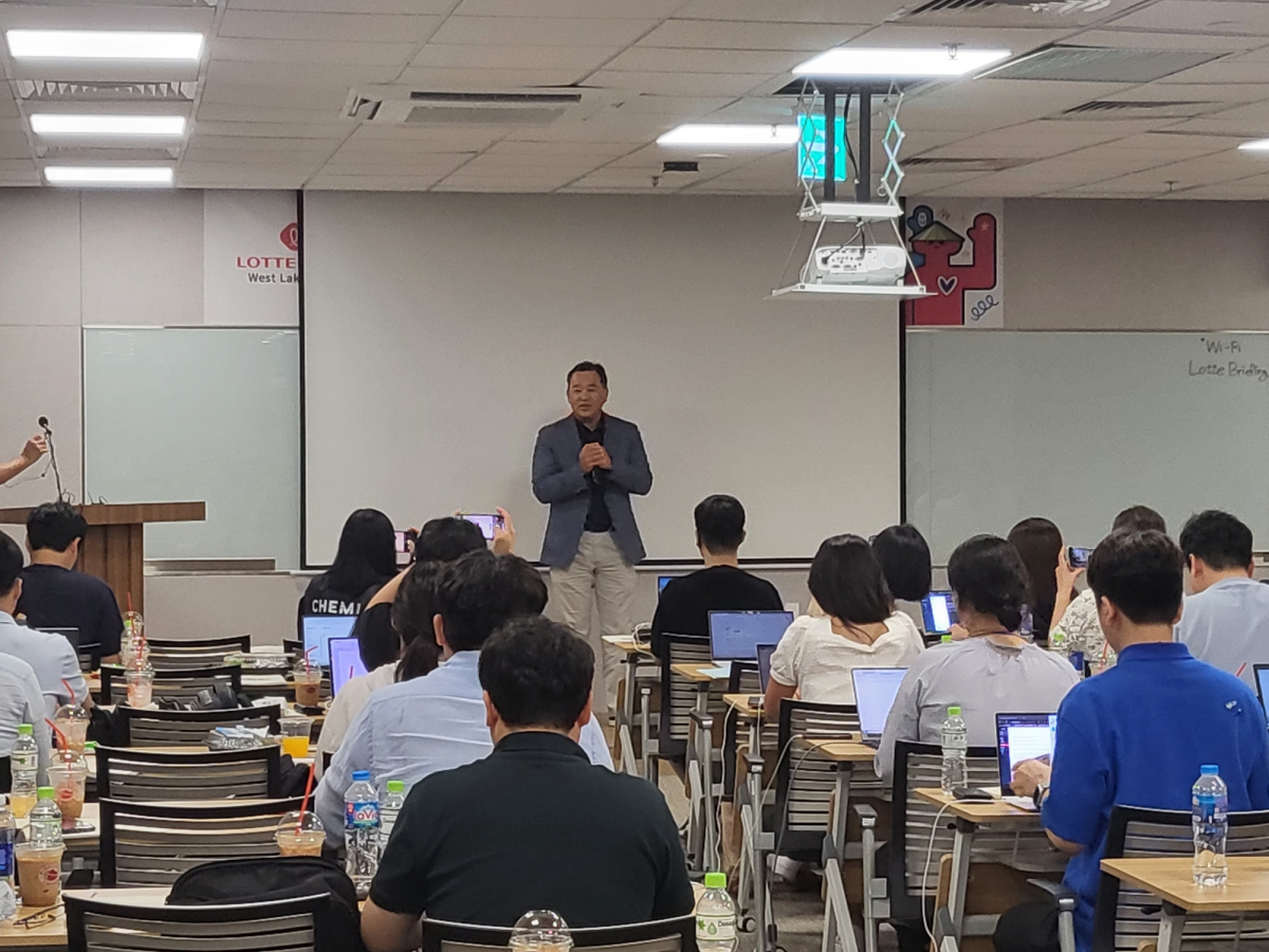 ▲김상현 롯데쇼핑 대표이사 부회장이 20일 베트남 하노이 롯데몰 웨스트레이크 하노이에서 인사말을 하고 있다. (사진제공=롯데쇼핑)