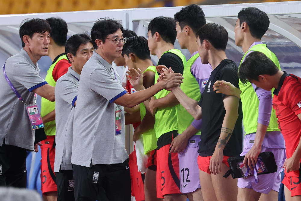 ▲19일 오후 중국 저장성 진화시 진화스타디움에서 열린 항저우 아시안게임 남자축구 조별리그 1차전 한국과 쿠웨이트의 경기. 황선홍 감독이 9-0 대승을 거둔 뒤 선수들을 격려하고 있다. (연합뉴스)