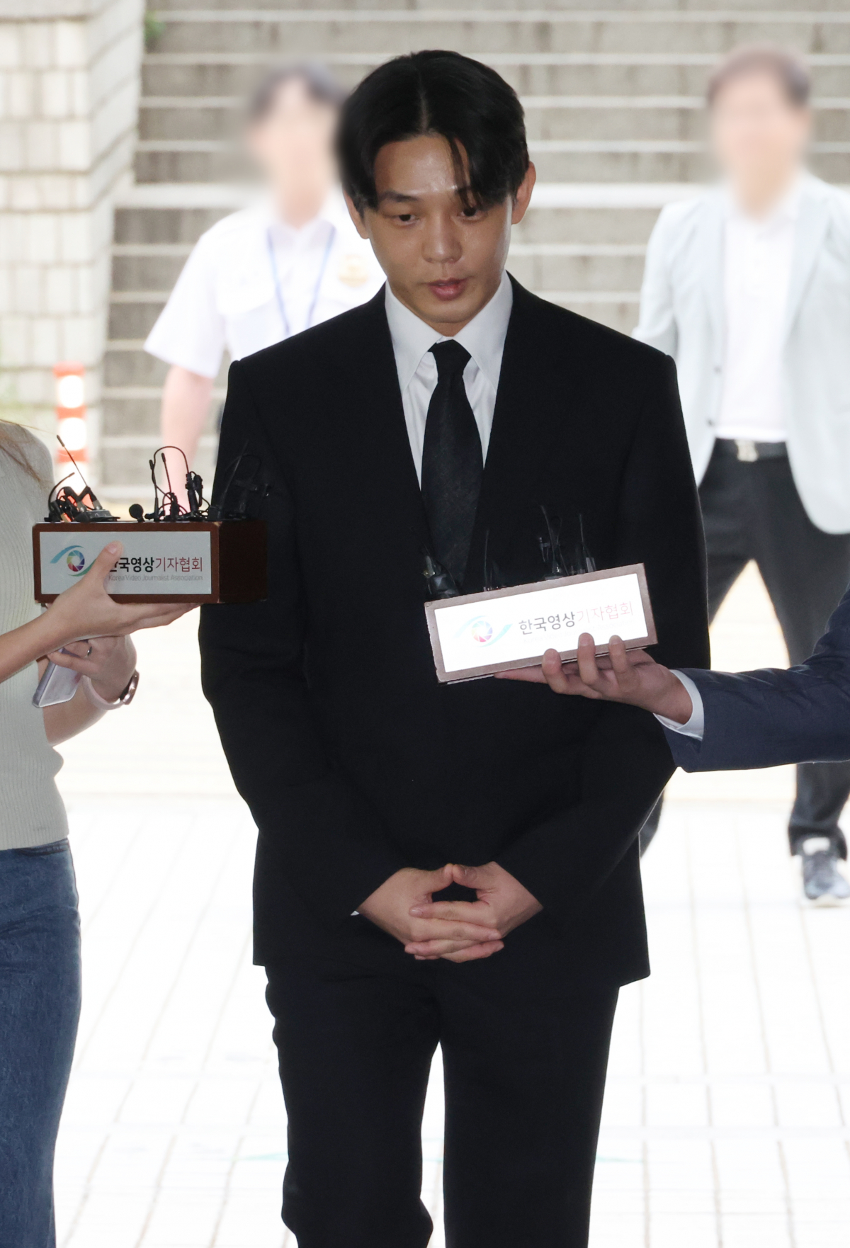 ▲마약을 상습 투약한 혐의를 받는 배우 유아인(본명 엄홍식)이 21일 오전 구속 전 피의자 심문(영장실질심사)을 받기 위해 서울 서초구 서울중앙지법 법정으로 가고 있다. 지난 5월 경찰 수사 당시 신청됐던 구속영장이 기각된 지 약 4개월 만에 열리는 두 번째 영장실질심사다. (연합뉴스)