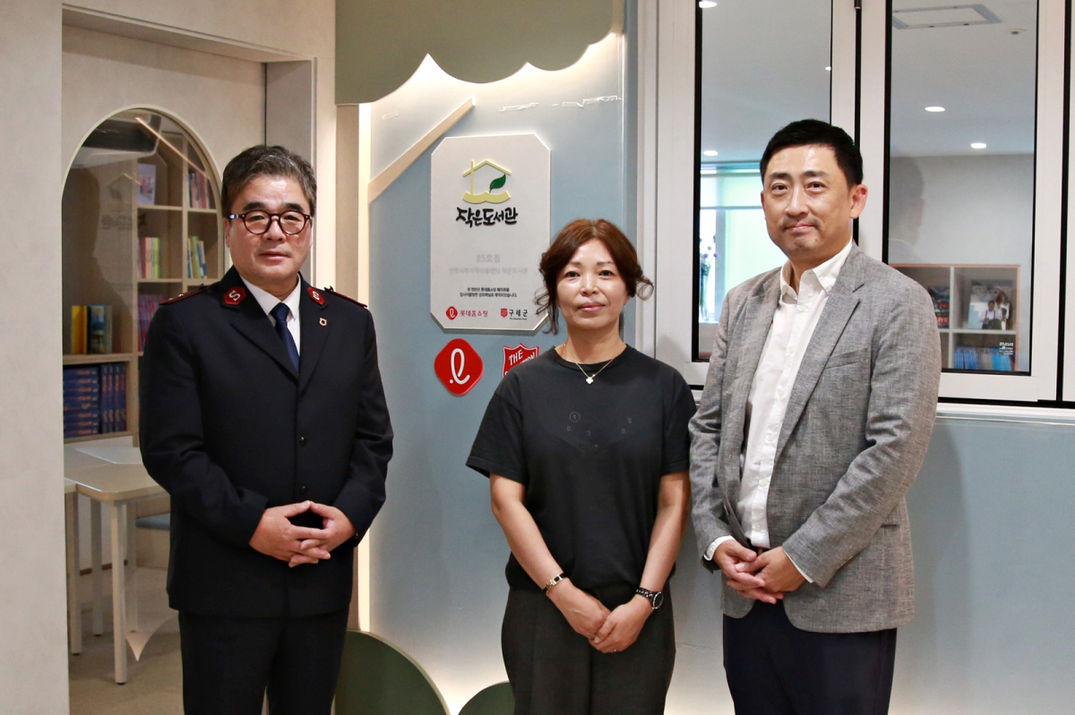 ▲왼쪽부터 박종환 구세군 커뮤니케이션스부장, 신정연 언양서부지역아동센터 센터장, 이동규 롯데홈쇼핑 커뮤니케이션부문장. (사진제공=롯데홈쇼핑)