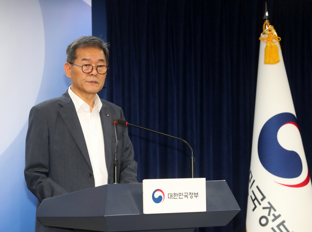 ▲배덕효 국가물관리위원회 민간위워장이 8월 4일 서울 종로구 정부서울청사에서 금강, 영산강 보 처리방안 재검토에 대한 브리핑을 하고 있다. (뉴시스)