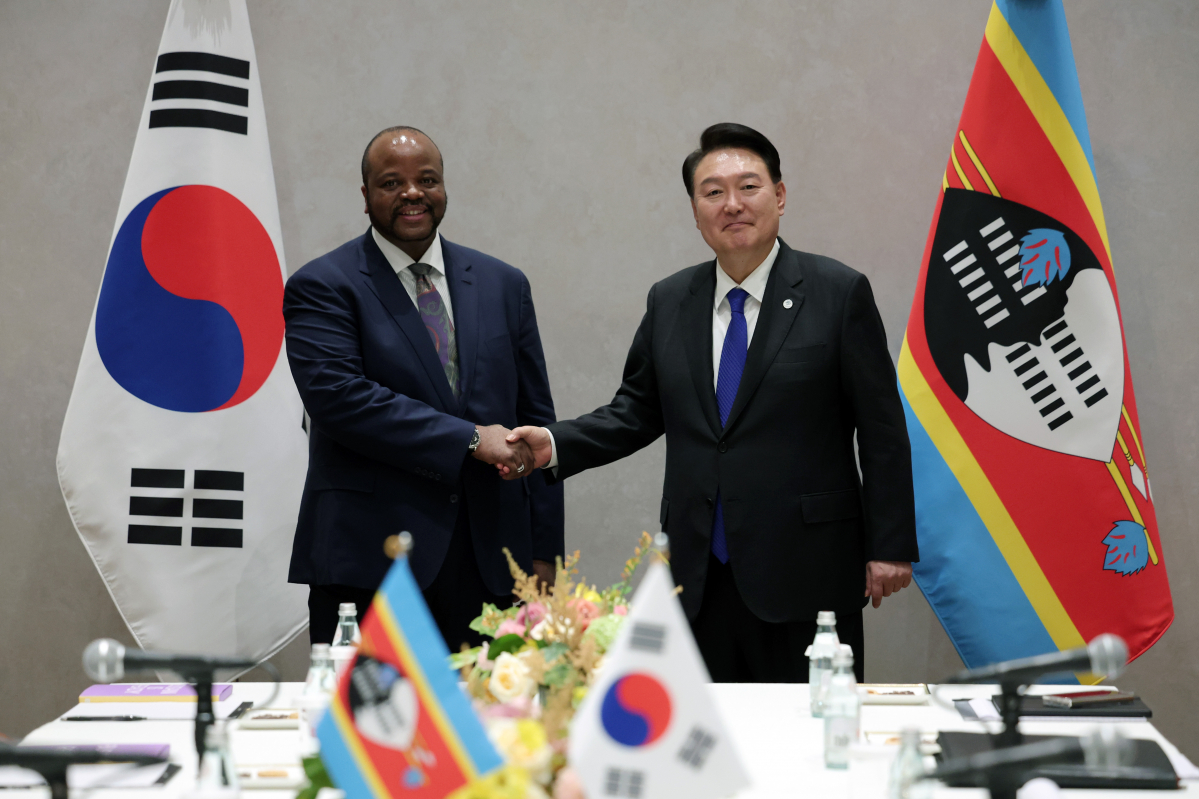 ▲미국을 방문 중인 윤석열 대통령이 20일(현지시간) 뉴욕에서 열린 한·에스와티니 정상회담에서 음스와티 3세 에스와티니 국왕과 기념촬영을 하고 있다. (연합뉴스)