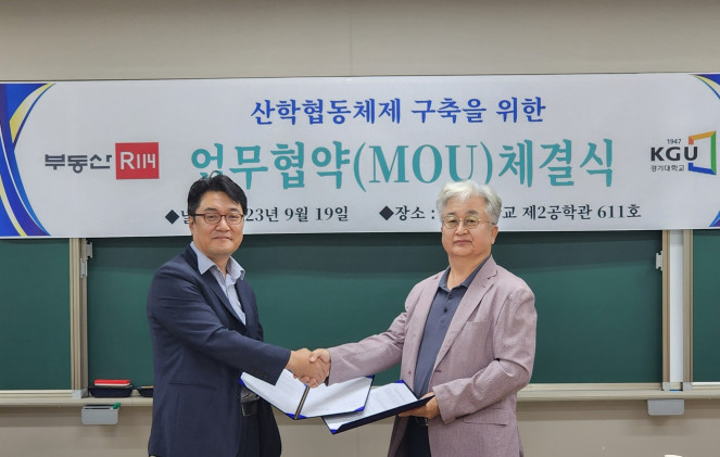 ▲김희방(왼쪽) 부동산R114 대표와 윤효진 경기대 도시·교통공학 전공 학과장이 빅데이터를 활용한 산학협동체제 구축을 위한 업무협약을 19일 체결하고 기념 촬영하고 있다. (사진제공=부동산R114)