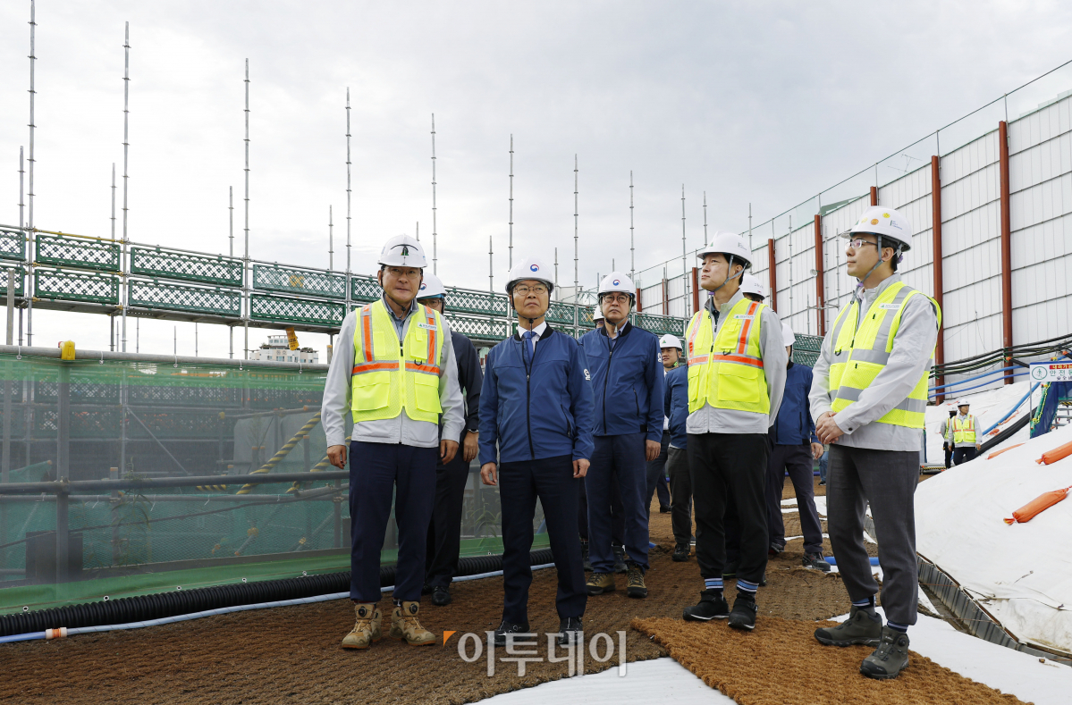 ▲이정식 고용노동부 장관이 21일 오전 서울 은평구 대조1구역 주택 재개발 신축공사 현장에서 '임금체불·불법하도급 근절 간담회'에 앞서 건설 현장을 살펴보고 있다. 조현호 기자 hyunho@