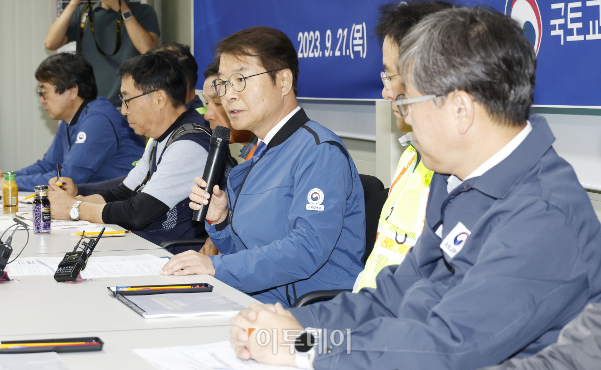 ▲이정식 고용노동부 장관이 21일 오전 서울 은평구 대조1구역 주택 재개발 신축공사 현장에서 '임금체불·불법하도급 근절 간담회'에서 인사말을 하고 있다. 조현호 기자 hyunho@