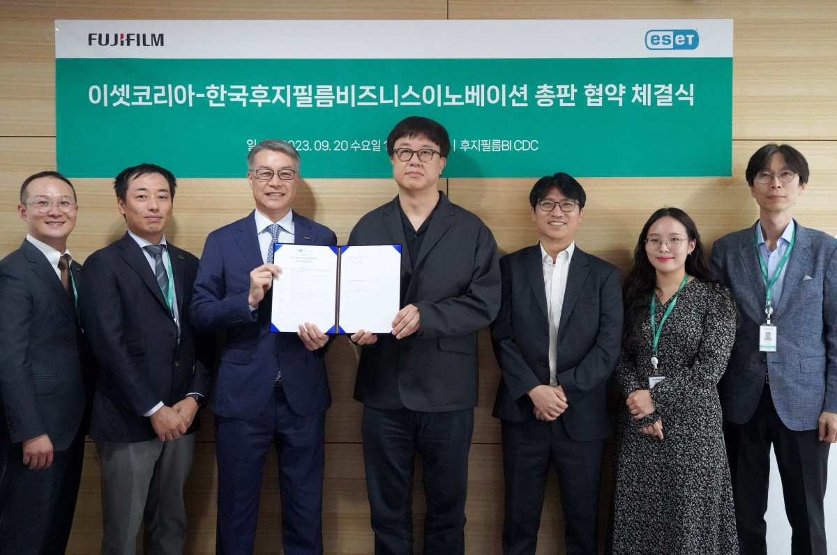 ▲9월 20일 열린 한국후지필름BI-이셋코리아 총판 업무협약 체결식에서 하토가이 준 한국후지필름BI 대표(사진 왼쪽 세 번째)와 이창규 이셋코리아 대표를 포함한 주요 관계자들이 기념사진을 촬영하고 있다. (사진제공=한국후지필름BI)