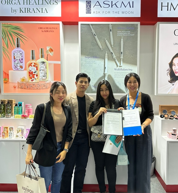 ▲코스모프로프 박람회에서 홈앤쇼핑 부스를 찾은 태국 바이어들이 기념 촬영하고 있다. (사진제공=홈앤쇼핑)