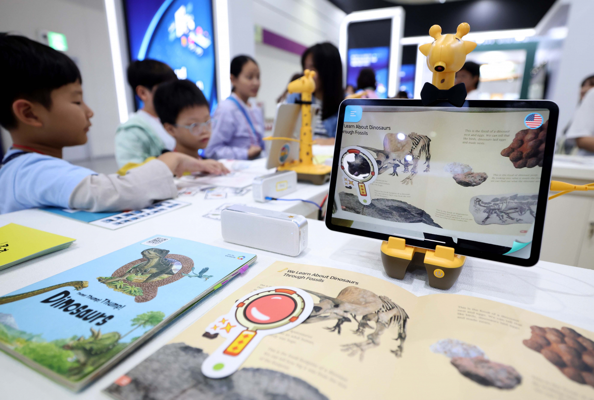 ▲21일 서울 강남구 코엑스에서 열린 ‘2023 에듀테크 코리아 페어’에서 어린이들이 증강현실(AR)을 이용한 학습그림책을 살펴보고 있다. 에듀테크는 교육(Education)과 기술(Technology)을 합친말이며, 교육부와 산업부 공동주최로 올해 18회째를 맞은 이번 박람회에선 국내외 230여개 기업의 에듀테크 제품과 서비스가 23일까지 전시된다. 신태현 기자 holjjak@