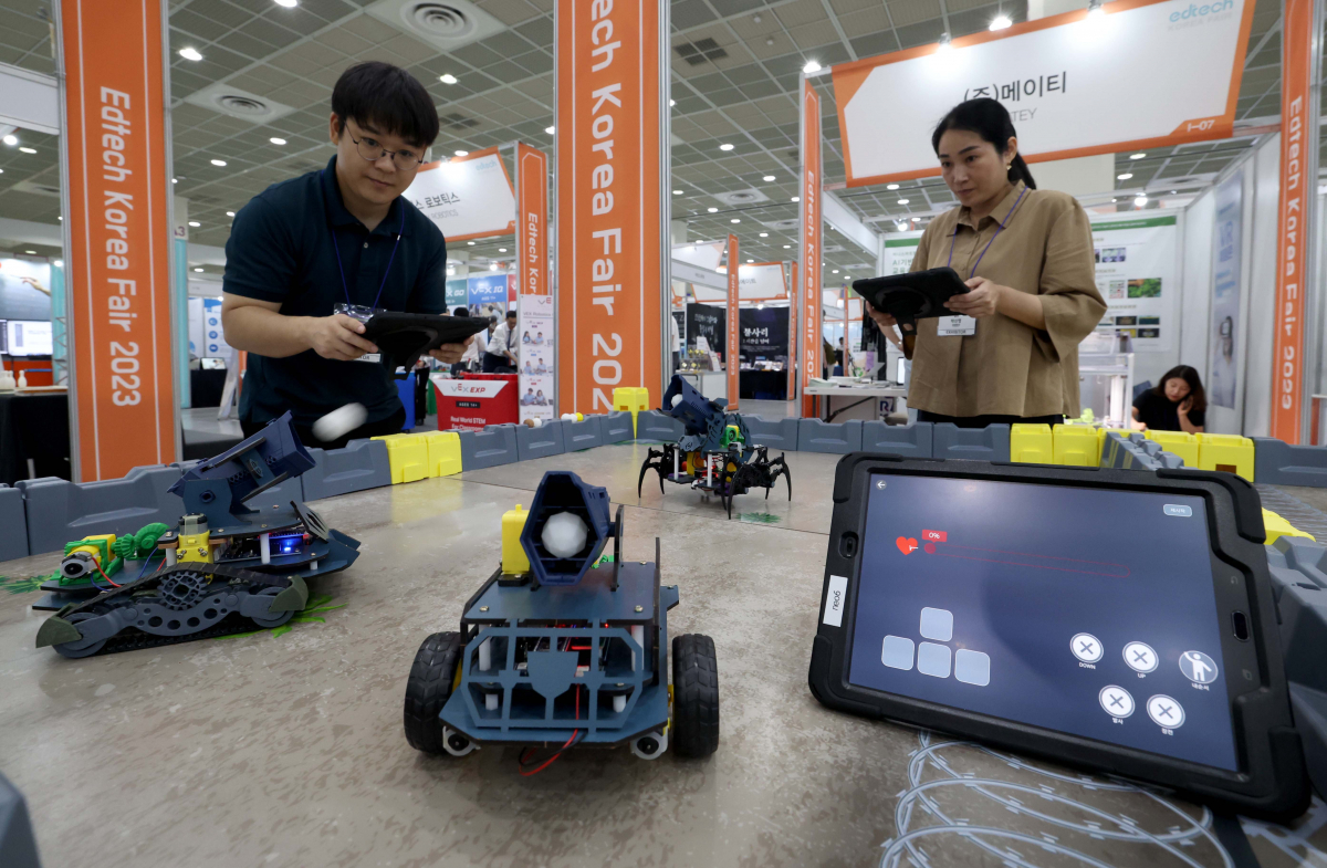 ▲21일 서울 강남구 코엑스에서 열린 ‘2023 에듀테크 코리아 페어’에서 조립식 로봇과 태블릿을 이용한 코딩 교육 키트를 관계자들이 시연하고 있다. 에듀테크는 교육(Education)과 기술(Technology)을 합친말이며, 교육부와 산업부 공동주최로 올해 18회째를 맞은 이번 박람회에선 국내외 230여개 기업의 에듀테크 제품과 서비스가 23일까지 전시된다. 신태현 기자 holjjak@