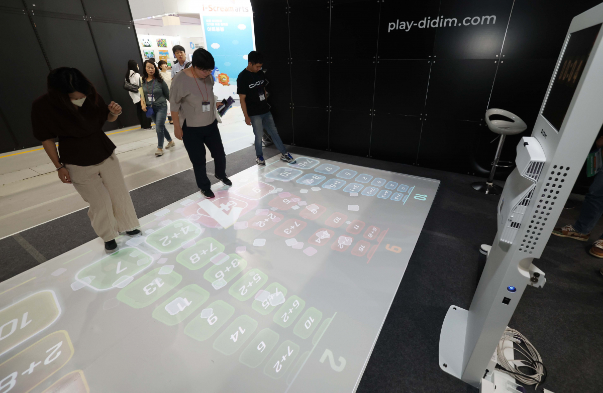 ▲21일 서울 강남구 코엑스에서 열린 ‘2023 에듀테크 코리아 페어’에서 참관객들이 증강현실 언택트 실내 운동 플랫폼을 체험하고 있다. 에듀테크는 교육(Education)과 기술(Technology)을 합친말이며, 교육부와 산업부 공동주최로 올해 18회째를 맞은 이번 박람회에선 국내외 230여개 기업의 에듀테크 제품과 서비스가 23일까지 전시된다. 신태현 기자 holjjak@