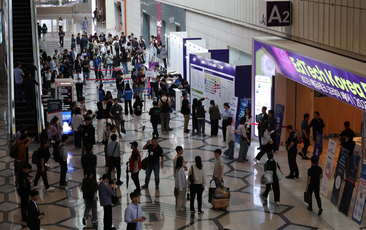 ▲21일 서울 강남구 코엑스에서 열린 ‘2023 에듀테크 코리아 페어’ 행사장 앞이 참관객들로 붐비고 있다. 에듀테크는 교육(Education)과 기술(Technology)을 합친 말이다. (신태현 기자 holjjak@)