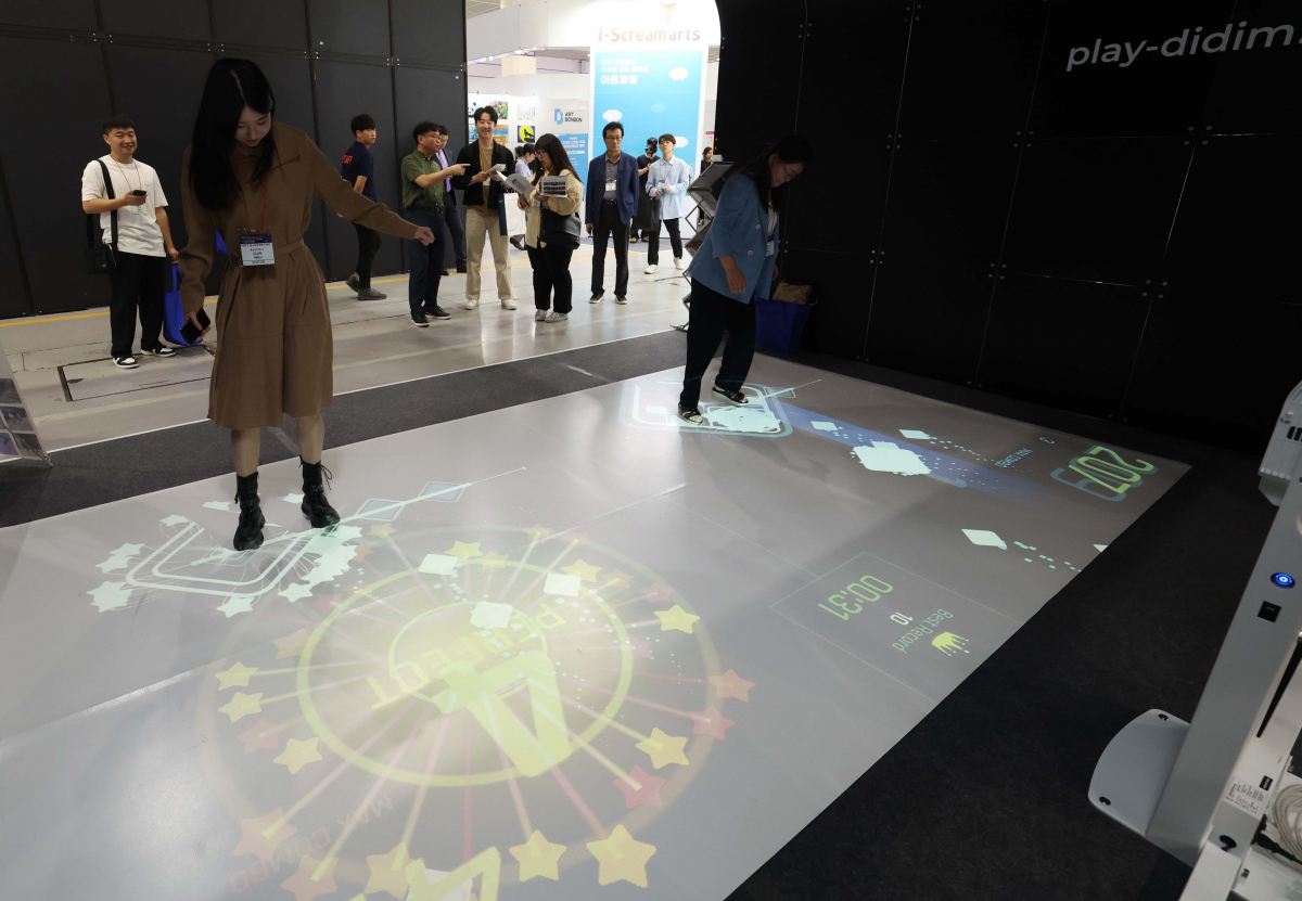 ▲21일 서울 강남구 코엑스에서 열린 ‘2023 에듀테크 코리아 페어’에서 참관객들이 증강현실 언택트 실내 운동 플랫폼을 체험하고 있다. 에듀테크는 교육(Education)과 기술(Technology)을 합친말이며, 교육부와 산업부 공동주최로 올해 18회째를 맞은 이번 박람회에선 국내외 230여개 기업의 에듀테크 제품과 서비스가 23일까지 전시된다. 신태현 기자 holjjak@