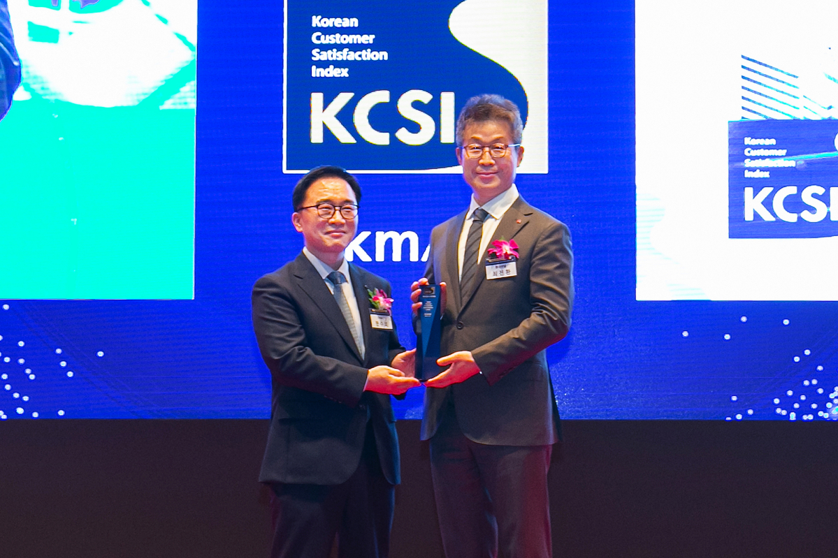 ▲21일 서울 중구 신라호텔에서 열린 2023년 KCSI 시상식에서 롯데렌탈이 8년 연속 렌터카 부문 1위에 올랐다. (왼쪽부터) 한수희 한국능률협회컨설팅(KMAC) 대표이사 사장, 최진환 롯데렌탈 대표이사 사장이 기념촬영을 하고 있다. (사진제공=롯데렌탈)