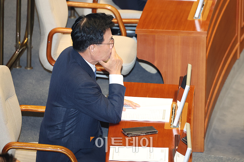 ▲박광온 더불어민주당 원내대표가 21일 서울 여의도 국회에서 열린 본회의에서 생각에 잠겨 있다. 고이란 기자 photoeran@