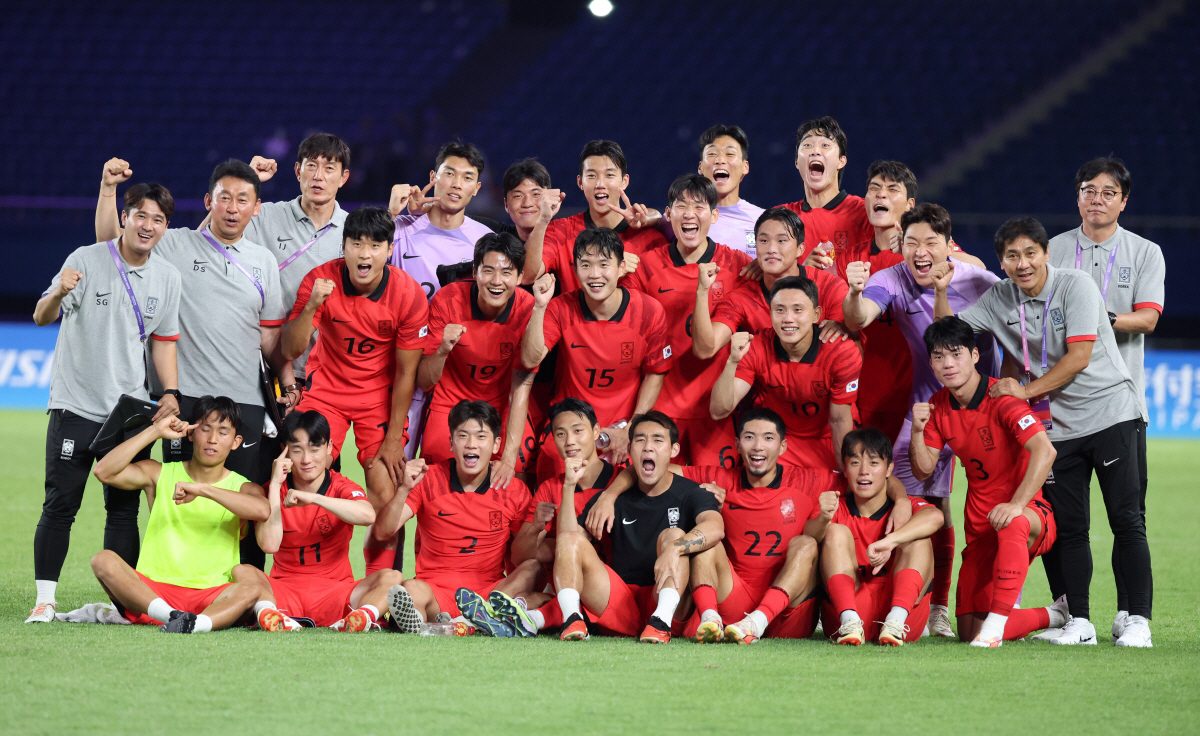 ▲19일 중국 진화 스포츠 스타디움에서 열린 2022 항저우 아시안게임 남자축구 조별리그 E조 1차전 대한민국 대 쿠웨이트 경기, 쿠웨이트를 9대0으로 꺾은 한국 선수들이 기념촬영하고 있다. (뉴시스)