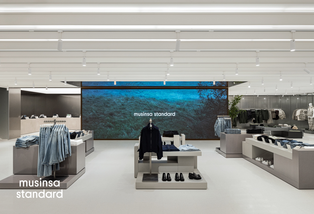 ▲무신사 스탠다드 동성로 1층 내부 미디어 월 앞 (사진제공=무신사)