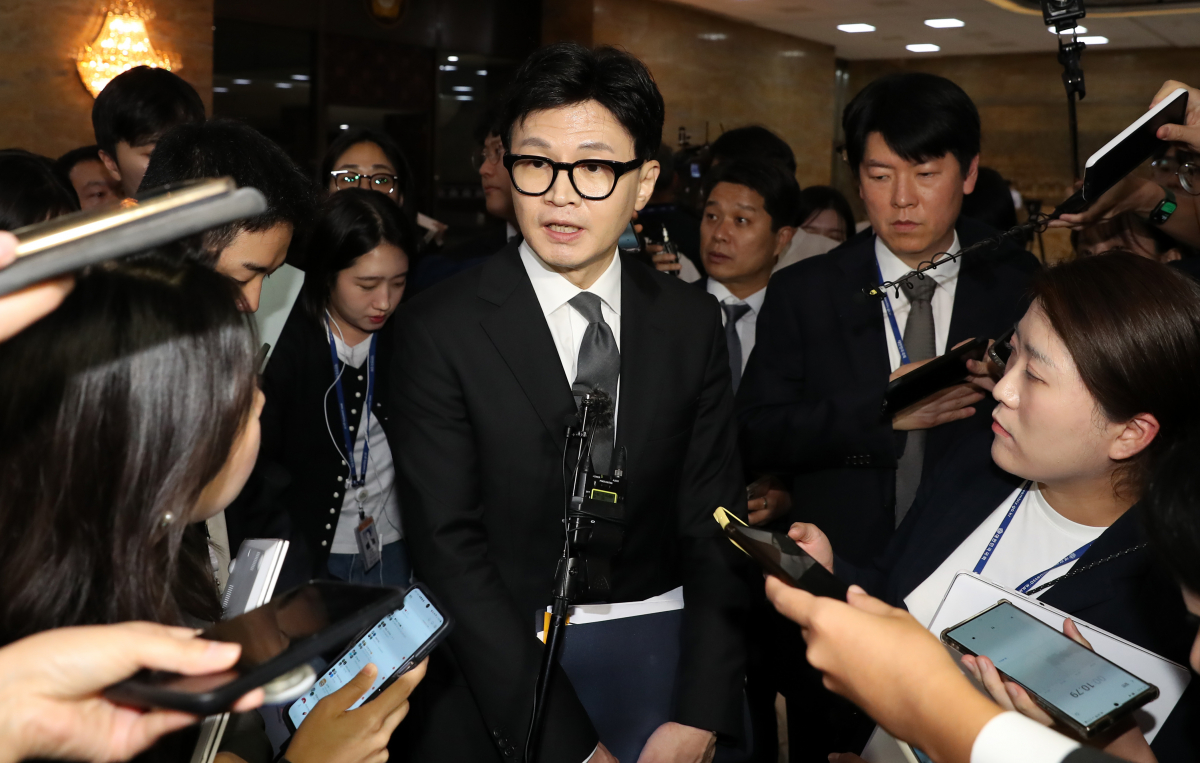 ▲[서울=뉴시스] 이영환 기자 = 한동훈 법무부 장관이 21일 오후 서울 여의도 국회 본회의장을 나서 취재진의 질문에 답하고 있다. 이날 본회의에서 진행된 이재명 더불어민주당 대표에 대한 체포동의안은 가결됐다. 2023.09.21. 20hwan@newsis.com