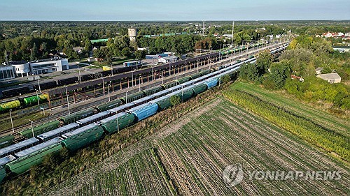 ▲폴란드 국경 앞에 멈춰선 우크라이나 농산물 수출 열차 (연합뉴스)