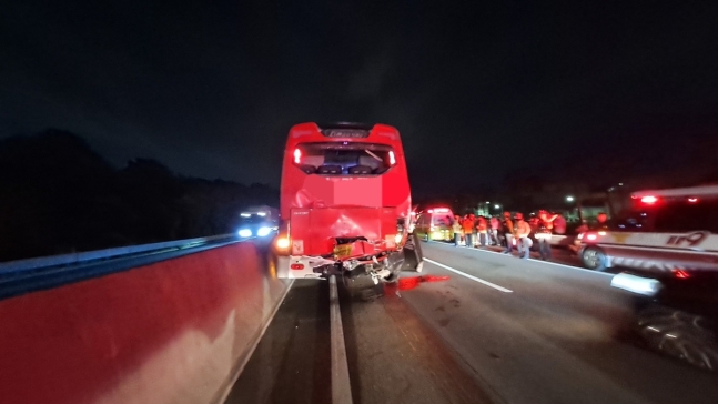 ▲21일 오후 6시52분쯤 충북 청주시 청원구 오창읍 중부고속도로 하행선 오창IC 인근에서 발생한 사고 현장. (사진제공=청주 동부소방서)