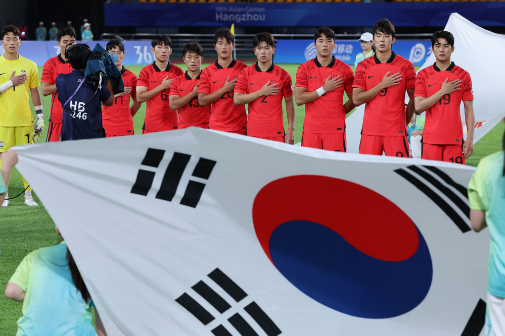 ▲21일 오후 중국 저장성 진화시 진화스타디움에서 열린 항저우 아시안게임 남자축구 조별리그 2차전 한국과 태국의 경기. 한국 선수들이 국기에 경례를 하고 있다.  (연합뉴스)