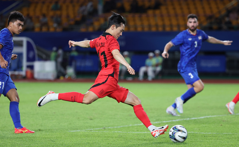 ▲ 21일 오후 중국 저장성 진화시 진화스타디움에서 열린 항저우 아시안게임 남자축구 조별리그 2차전 한국과 태국의 경기. 한국 엄원상이 팀 세번째 골을 넣고 있다.  (연합뉴스)