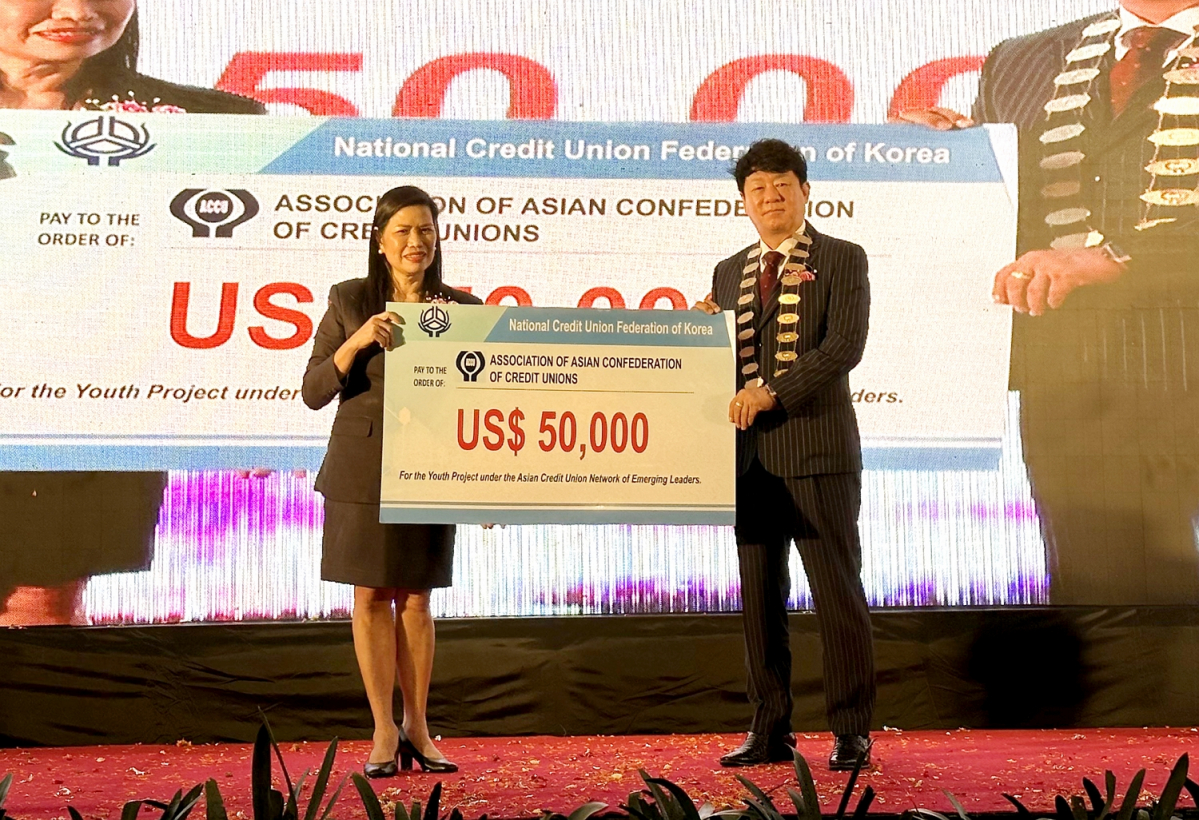 ▲(좌측부터) 엘레니타 산 로케 아시아신협연합회 사무총장, 김윤식 신협중앙회장 (사진제공=신협중앙회)