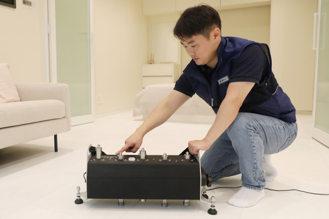 ▲GS건설 관계자가 경기도 용인에 위치한 GS건설 용인기술연구소에서 태핑 머신(Tapping Machine)을 이용해 경량 바닥충격음을 측정하고 있다.  (사진제공=GS건설)