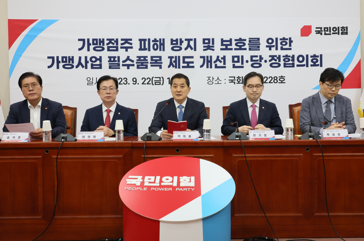 ▲국민의힘 박대출 정책위의장이 22일 국회에서 열린 가맹점주 피해 방지 및 보호를 위한 가맹사업 필수품목 제도 개선 민당정협의회에서 발언하고 있다. (연합뉴스)