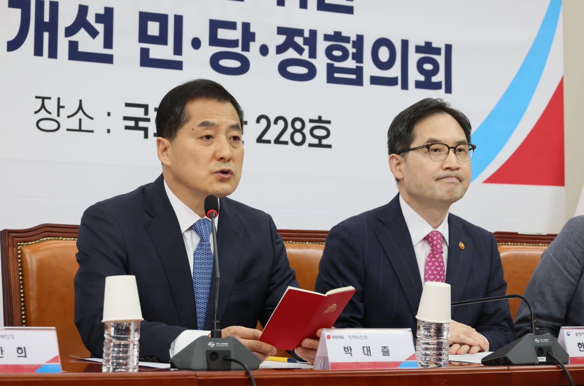 ▲국민의힘 박대출 정책위의장이 22일 국회에서 열린 가맹점주 피해 방지 및 보호를 위한 가맹사업 필수품목 제도 개선 민당정협의회에서 발언하고 있다. 오른쪽은 한기정 공정거래위원장. (연합뉴스)