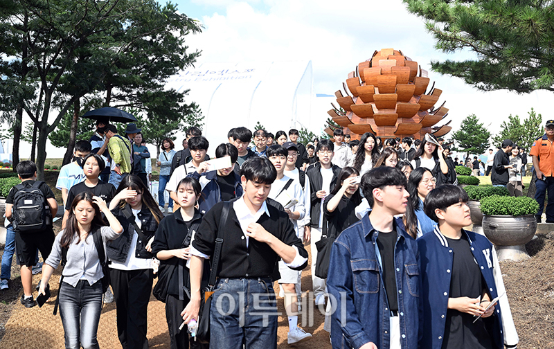▲22일 강원 고성군 세계잼버리수련장에서 열린 2023강원세계산림엑스포 개막식에서 관람객들이 행사장을 둘러보고 있다.인류·산림의 공존 방안을 모색하고 숲의 가치를 일깨우는 국제 행사인 2023강원세계산림엑스포는 내달 22일까지 고성을 주 무대로 인제·속초·양양 등 4개 지역서 내달 22일까지 열린다.  (사진제공=강원도)