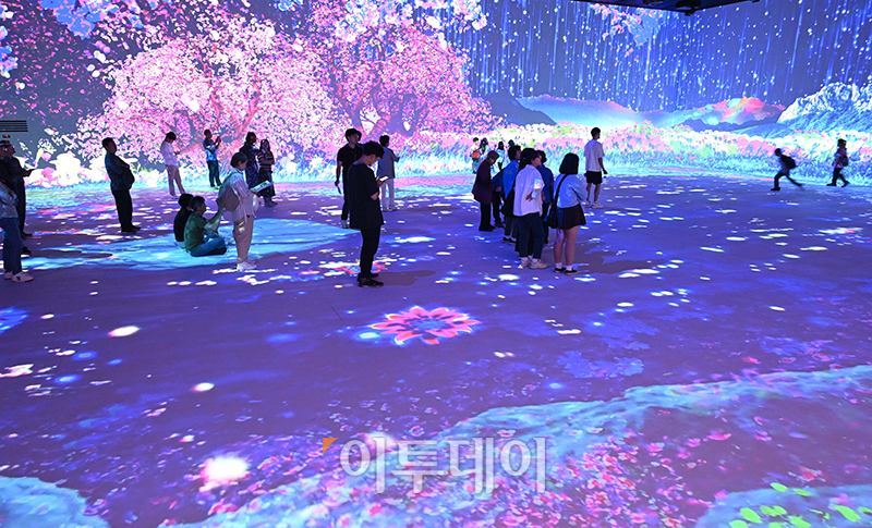 ▲22일 강원 고성군 세계잼버리수련장에서 열린 2023강원세계산림엑스포 개막식에서 관람객들이 행사장을 둘러보고 있다.인류·산림의 공존 방안을 모색하고 숲의 가치를 일깨우는 국제 행사인 2023강원세계산림엑스포는 내달 22일까지 고성을 주 무대로 인제·속초·양양 등 4개 지역서 내달 22일까지 열린다.  (사진제공=강원도)