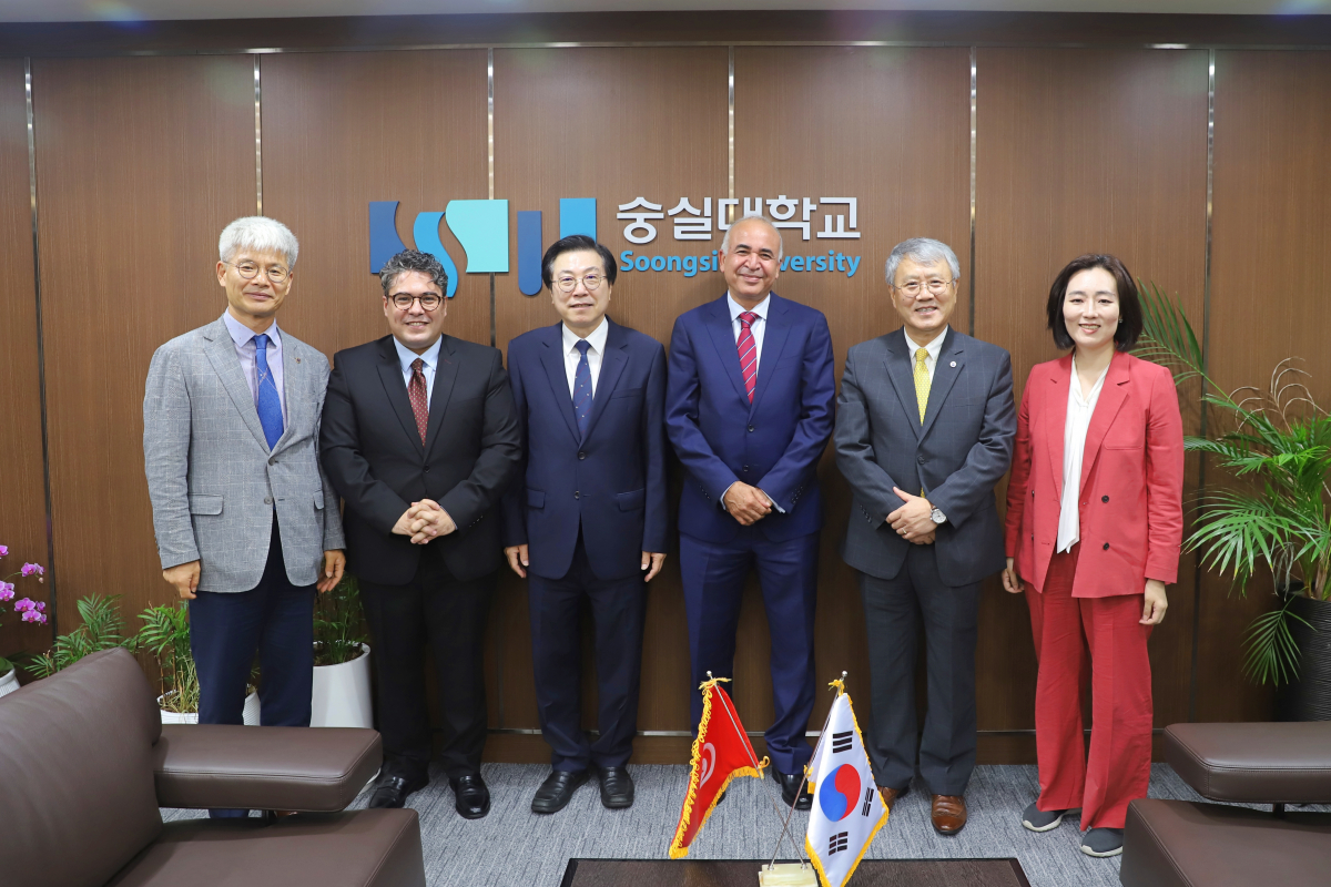 ▲ 장범식 숭실대 총장이 21일 카이스 다라지 주한 튀니지 신임 대사와의 차담회를 갖고 양 기관의 교육 협력 방향 및 숭실글로벌리더스포럼 진행에 대해 논의를 나눴다. (사진 제공 = 숭실대학교)