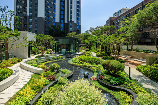 ▲‘신반포르엘’ 수경시설인 웨이브폰드 모습. (사진제공=롯데건설)