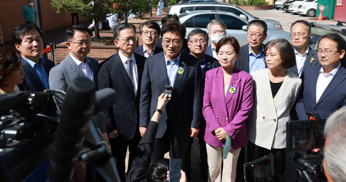 ▲22일 오전 더불어민주당 이재명 대표가 병상 단식을 이어가고 있는 가운데 서울 중랑구 녹색병원 앞에서 이 대표와 면담을 마친 우원식 의원이 취재진 질문에 답하고 있다. (연합뉴스)