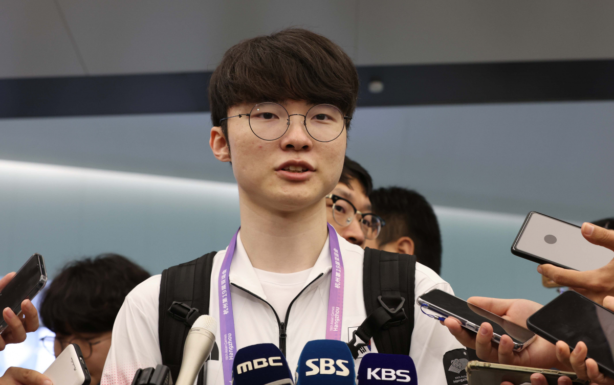 ▲2022 항저우 아시안게임을 위헤 22일(현지시간) 중국 항저우 샤오산국제공항으로 입국한 '리그오브레전드(LOL)' 국가대표 '페이커' 이상혁. (뉴시스)