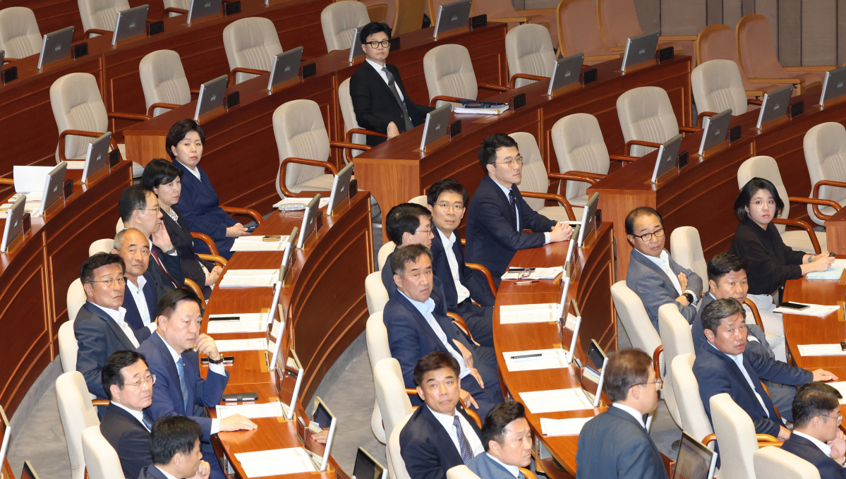 ▲21일 국회 본회의에서 더불어민주당 의원들이 이재명 대표 체포동의안 가결 후 소란한 방청석을 바라보고 있다. (연합뉴스)