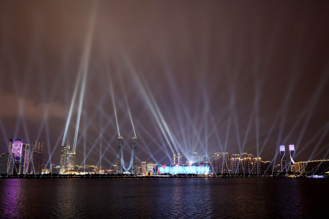 ▲2022 항저우 아시안게임 개막을 이틀 앞둔 21일 오후 항저우 올림픽 스포츠센터 스타디움과 시내 주변에 라이트 쇼가 화려하게 펼쳐지고 있다. 오는 23일 열릴 개막식은 최첨단 기술을 도입한 3D 와이어와 디지털 점화 등 '스마트 게임'으로 펼쳐질 전망이다. (연합뉴스)