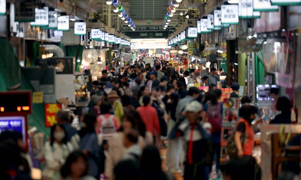 ▲추석 연휴를 일주일 앞둔 21일 서울 마포구 망원시장이 시민들로 붐비고 있다. 신태현 기자 holjjak@ (이투데이DB)