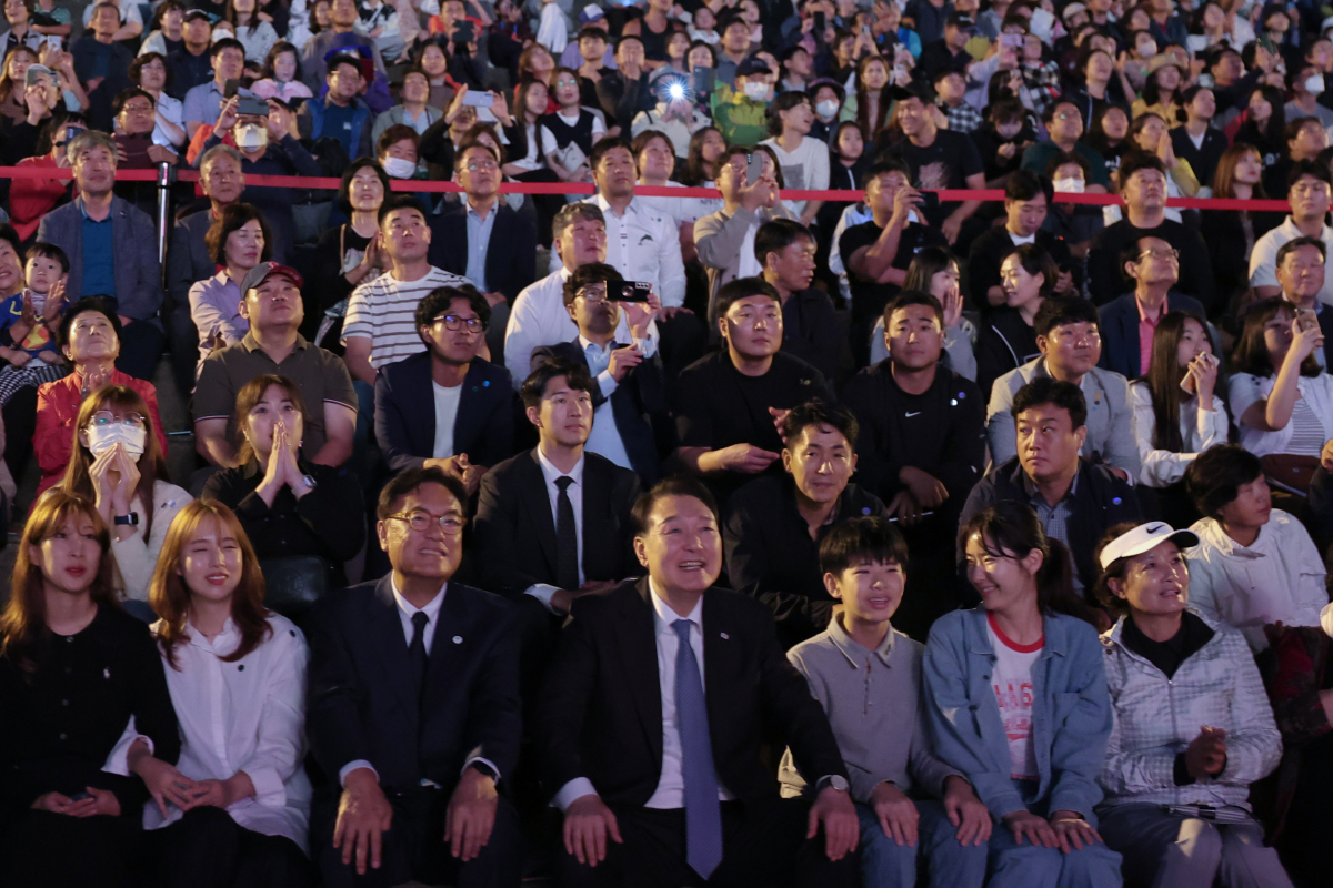 ▲윤석열 대통령이 23일 충남 공주시 금강신관공원에서 열린 2023 대백제전 개막식에서 시민들과 함께 불꽃쇼를 관람하고 있다. (대통령실)