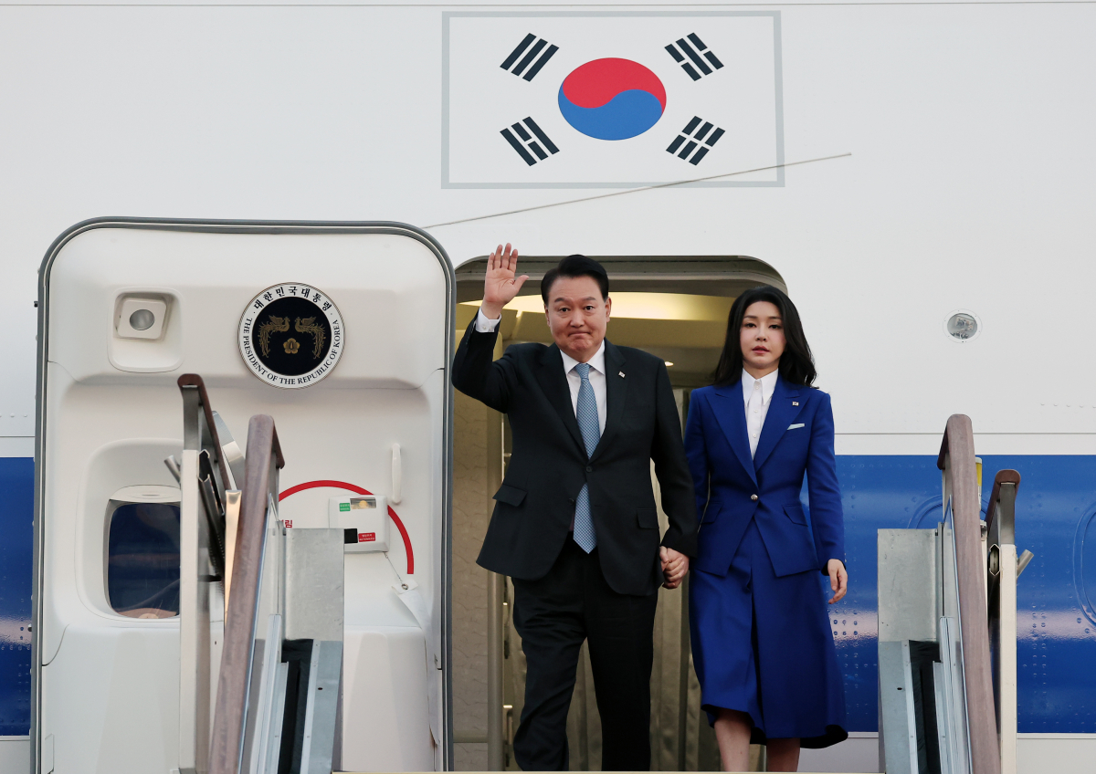 ▲4박6일 간의 미국 방문 일정을 마친 윤석열 대통령과 김건희 여사가 23일 성남 서울공항을 통해 귀국, 전용기인 공군 1호기에서 내리며 손을 들어 인사하고 있다. (연합뉴스)