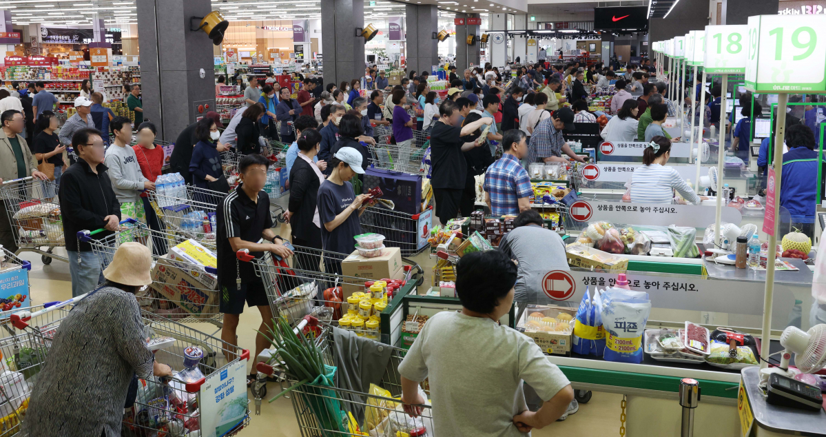 ▲추석 연휴를 나흘 앞둔 24일 서울 서초구 농협하나로마트 양재점이 명절성수품과 제수용품 등을 구매하려는 시민들로 붐비고 있다. 신태현 기자 holjjak@