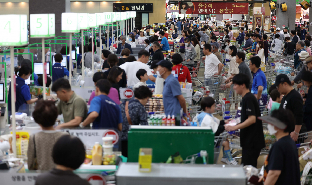 ▲추석 연휴를 나흘 앞둔 24일 서울 서초구 농협하나로마트 양재점이 명절성수품과 제수용품 등을 구매하려는 시민들로 붐비고 있다. 신태현 기자 holjjak@