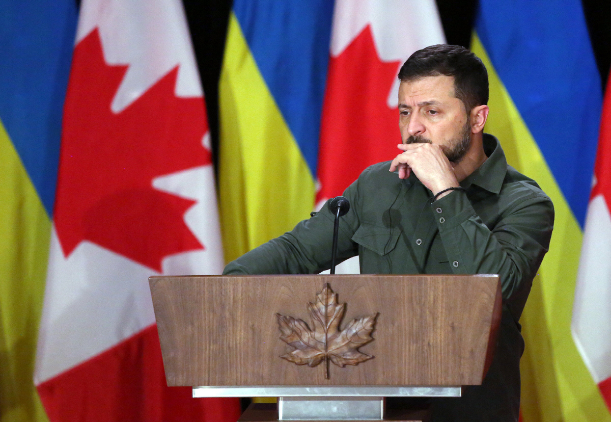▲볼로디미르 젤렌스키 우크라이나 대통령이 23일(현지시간) 캐나다 의회에서 기자회견을 준비하고 있다. 오타와/AFP연합뉴스